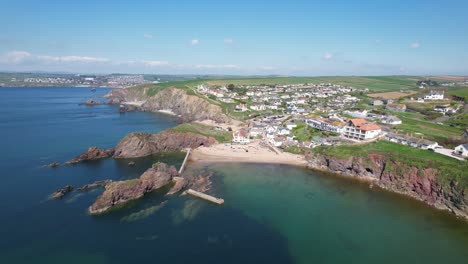 Hope-Cove-Pequeño-Pueblo-Costero-En-Devon-Impresionante-Costa-Inglaterra-Drone-Vista-Aérea