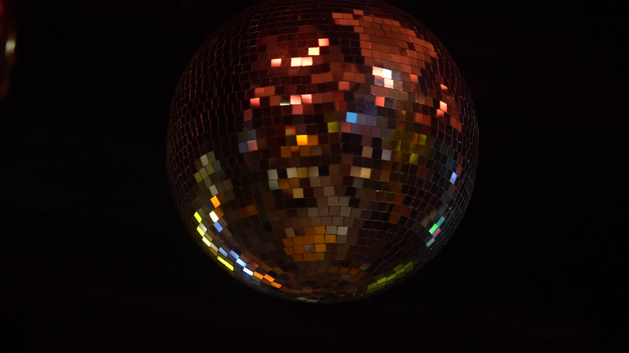 Metraje de archivo de un club nocturno de ciudad