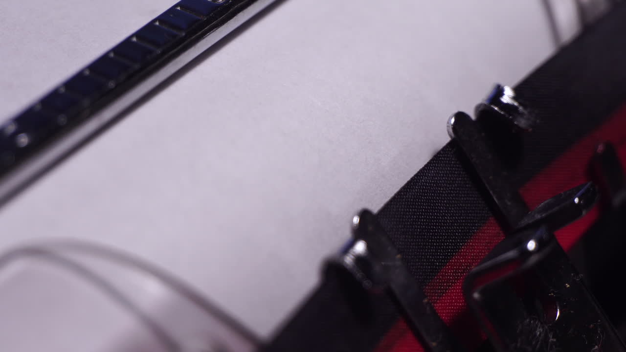 1928 год, печатаю на белой бумаге на старой пишущей машине, макро сближение