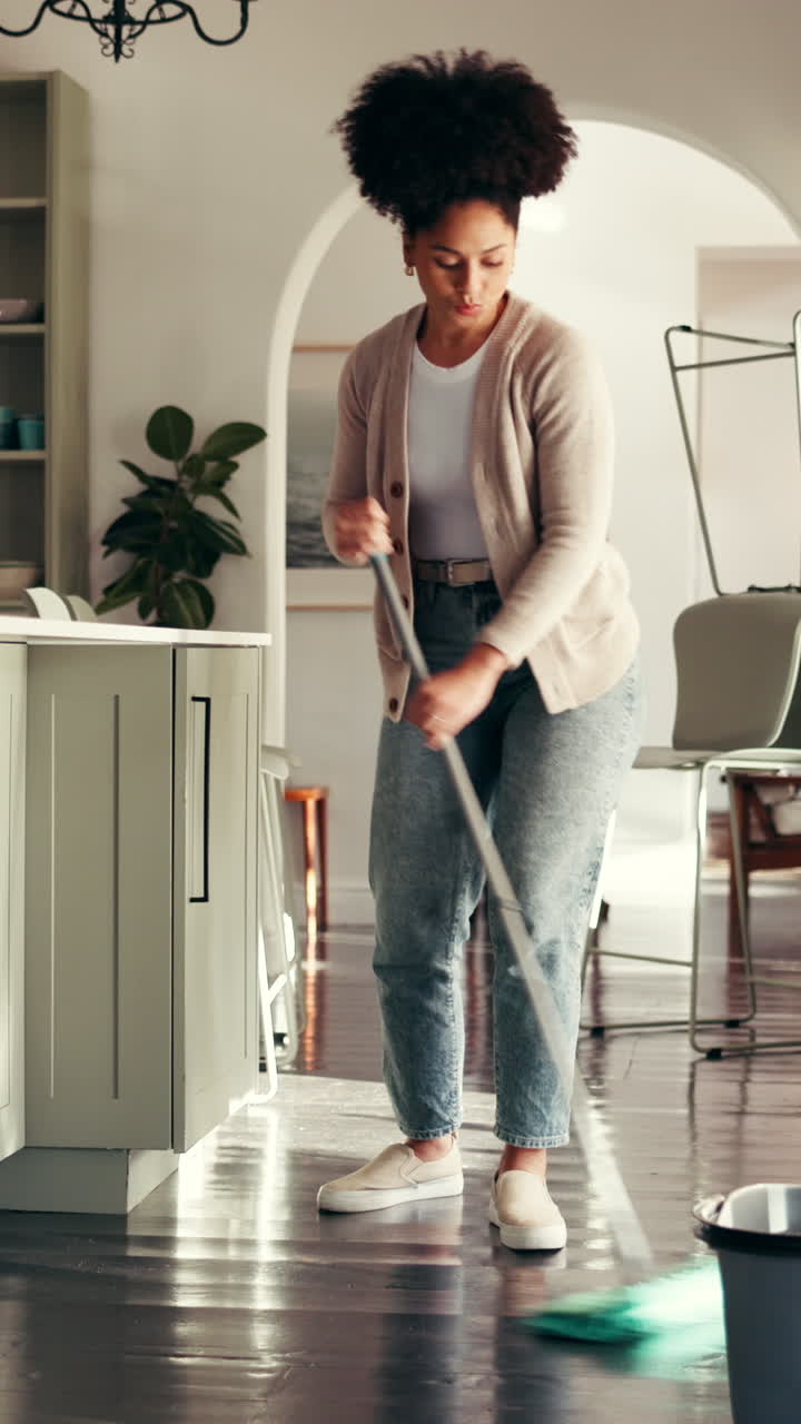 Mulher limpando o chão em casa