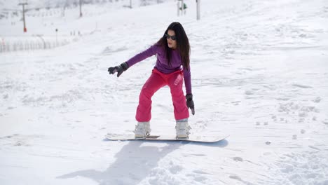 el snowboarder que se ríe cae en la nieve