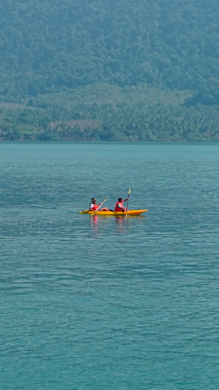 Persone che vanno in kayak nell'oceano
