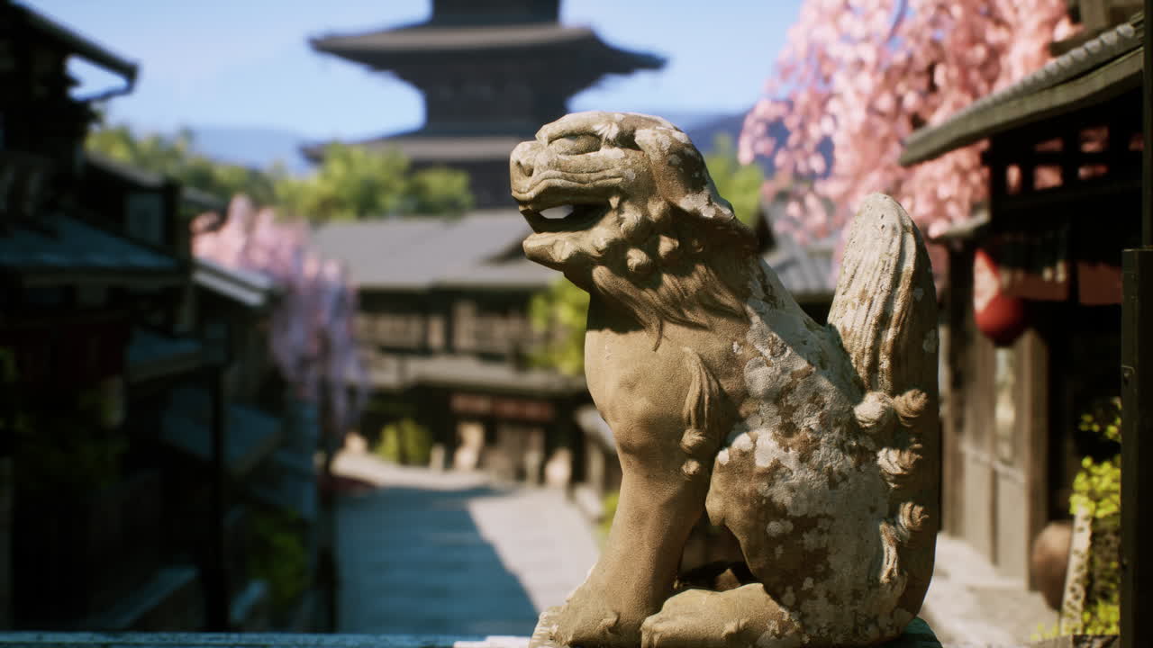 ciudad japonesa con estatua de komainu y flores de cerezo