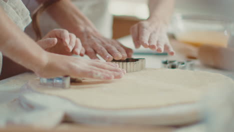 madre e hija haciendo galletas