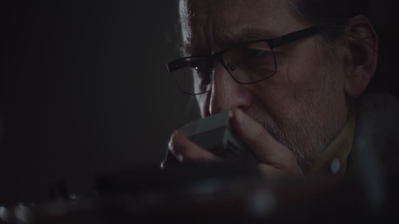 el espía escucha grabaciones discretas.