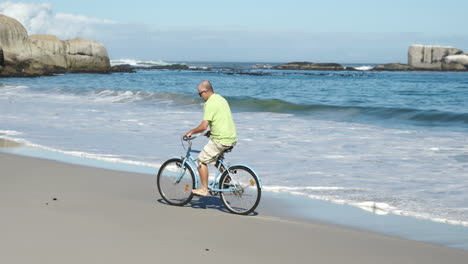 älterer-Mann-Mit-Fahrrad