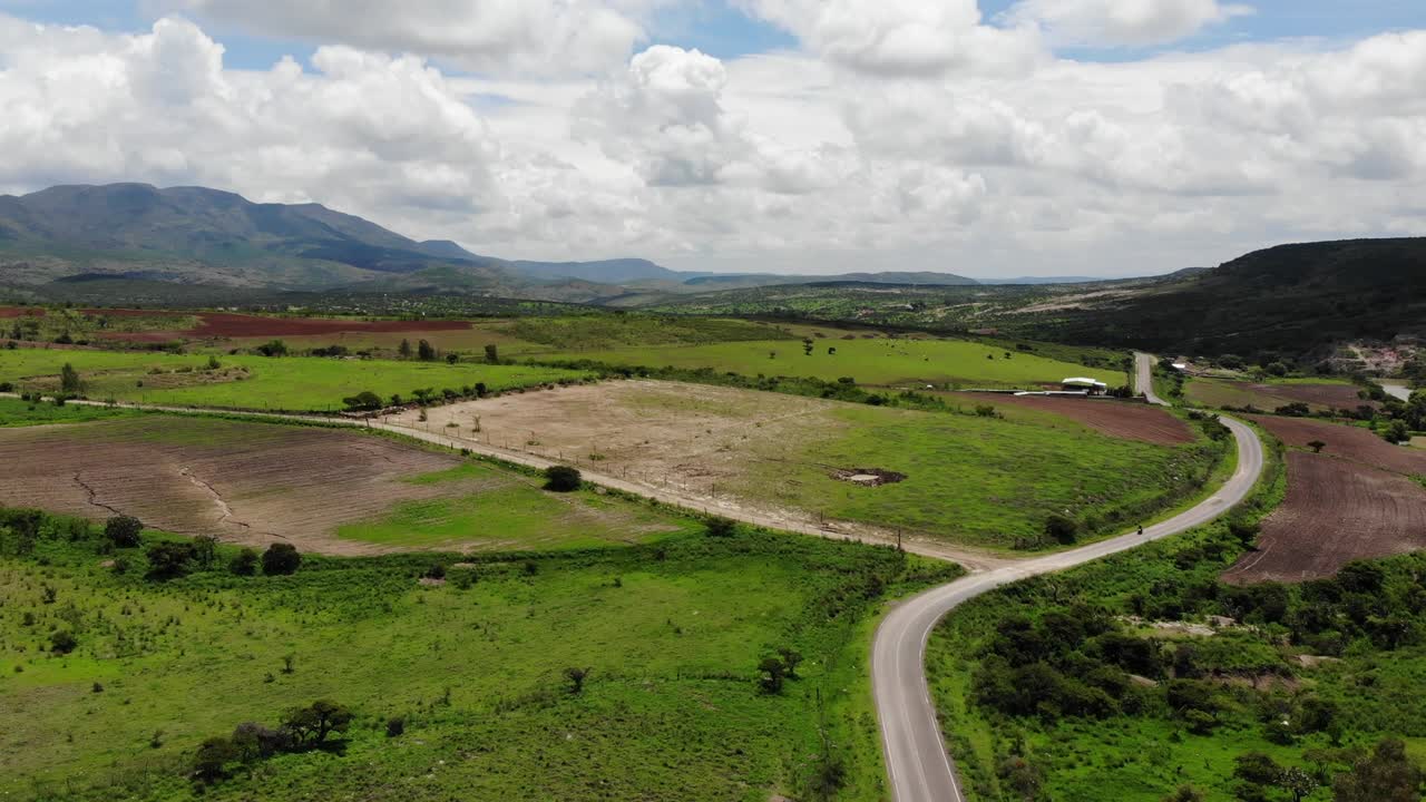 fotografía aérea de un paisaje verde montañoso y una carretera