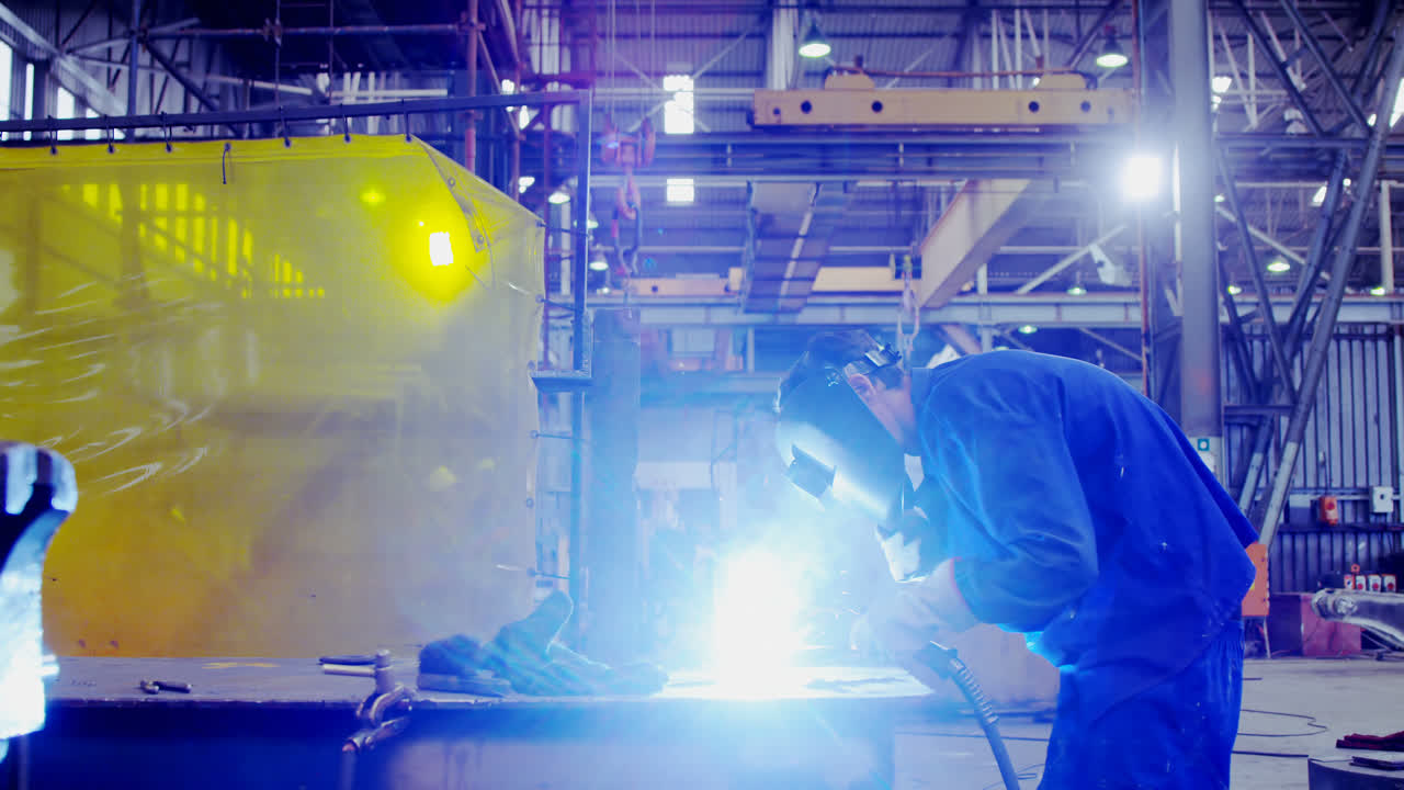 용접  ⁇ 불을 사용하는 남성 엔지니어 4k