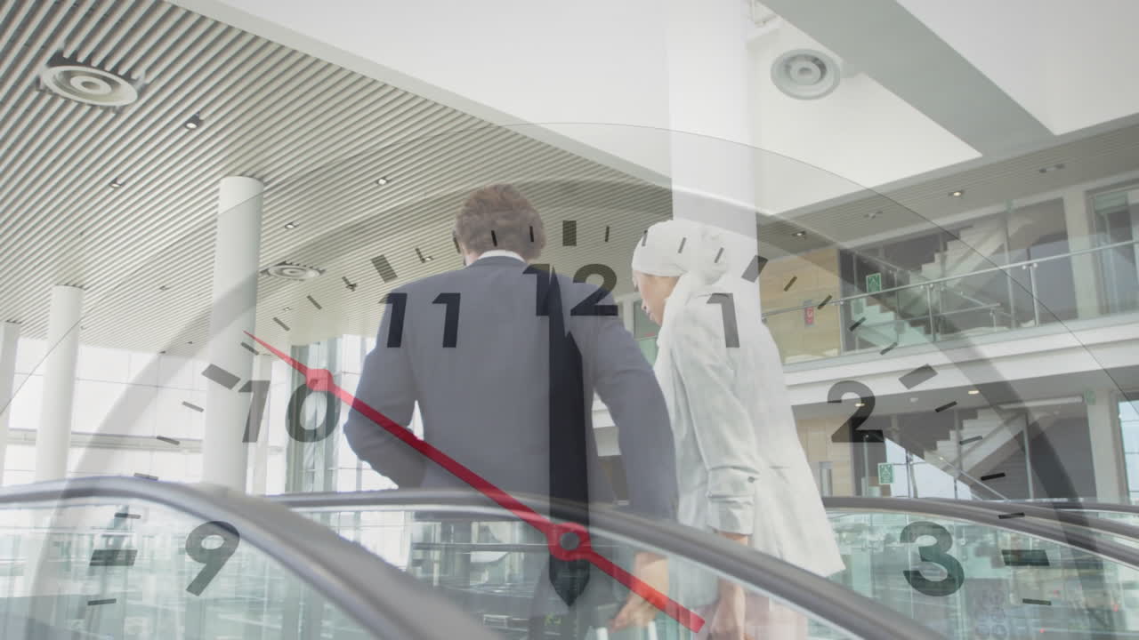 animación del reloj haciendo tic-tac sobre diversas personas de negocios en la oficina.