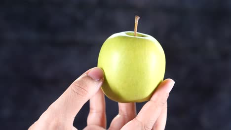 manzana verde en la mano