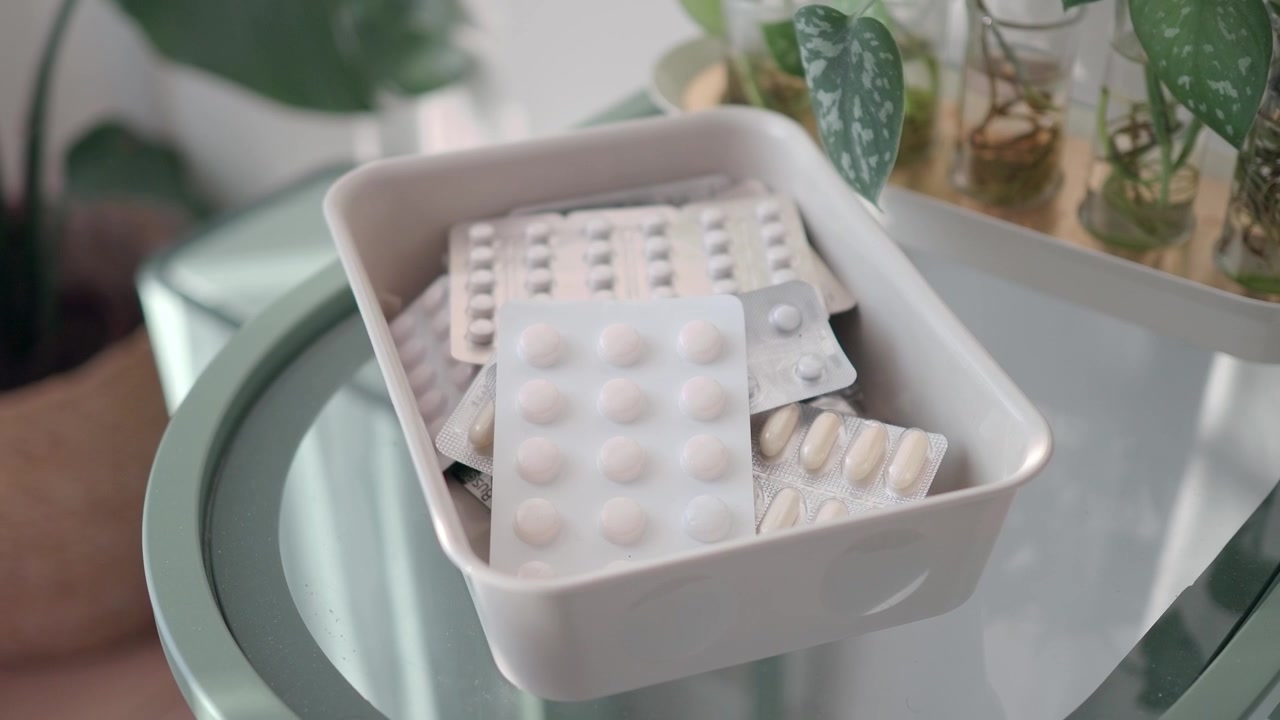 Cartelas de Medicamentos Sortidos em um Recipiente Branco.