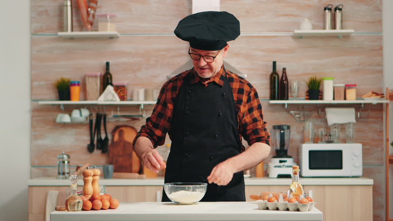 hombre mayor rompiendo huevos.