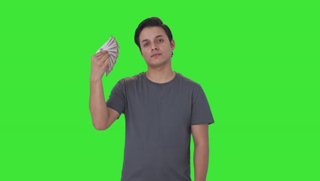 Egoistischer-Indischer-Mann,-Der-Geld-Als-Fan-Greenscreen-Verwendet