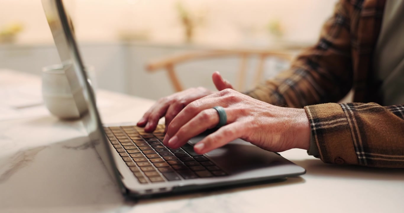 Uomo che Digita sul Laptop alla Scrivania dell'Ufficio in Casa