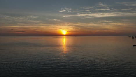 sonnenuntergang über der mobile bay in der nähe von fairhope, alabama