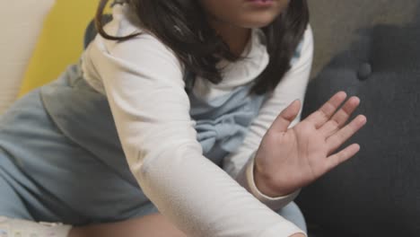 모양 퍼즐 3을 해결하는 소파에 앉아 집에서 asd 스펙트럼에 있는 어린 소녀