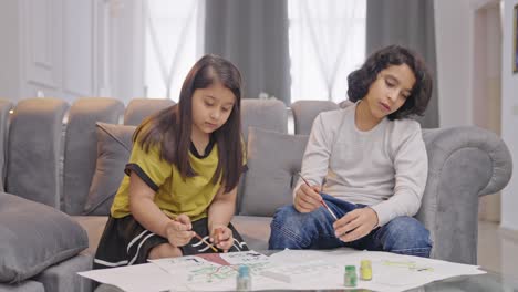 Niños-Indios-Dedicados-Haciendo-Pinturas-En-Un-Libro-De-Arte.