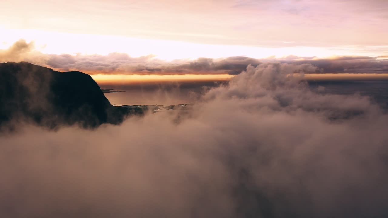 paisaje de ensueño de un fiordo noruego con nubes y niebla durante la puesta de sol