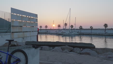 El-Lapso-De-Tiempo-Captura-La-Salida-Del-Sol-En-Los-Muelles-Donde-El-Hombre-Toma-Fotos