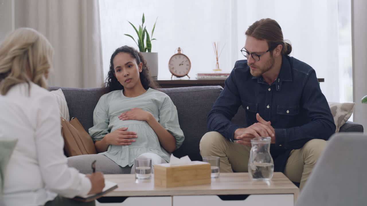 젊은 인종 간 부부가 논쟁을 벌이고 있습니다.