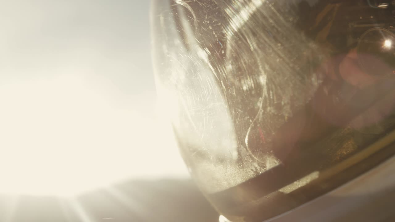 우주 비행사가 사막 행성 화성에서 마스크를 조정하고 있습니다.