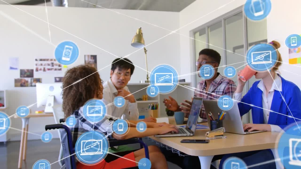 다양한 동료들이 사무실에서 함께 토론하는 디지털 아이콘 네트워크의 애니메이션