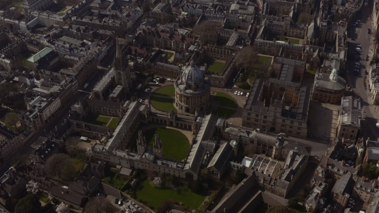 정오에 옥스퍼드 대학의 보들리안 도서관 래드클리프 카메라의 꽉 선회하는 드론 샷