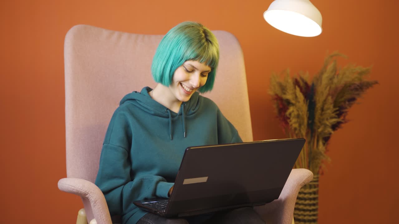 mujer joven charlando en el portátil.
