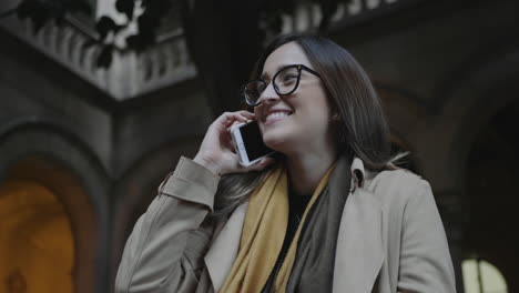 Estudiante-Hablando-Por-Teléfono-Inteligente-En-La-Universidad.-Empresario-Llamando-Por-Teléfono-Afuera