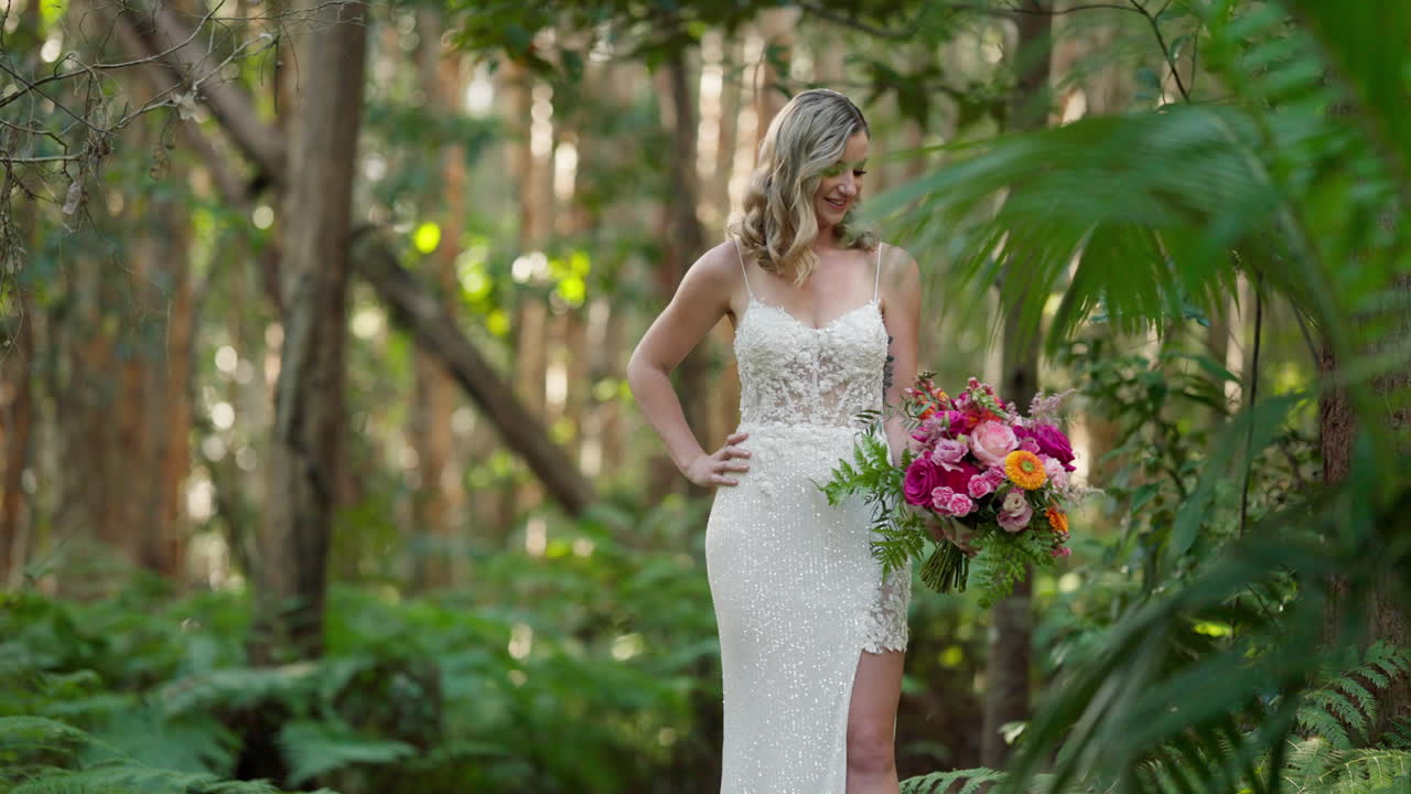 Bella sposa in una foresta