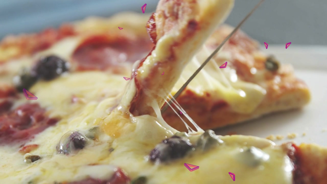 Spatola che solleva, fetta di pizza che si alza con formaggio che si allunga e si spezza per mostrare la consistenza