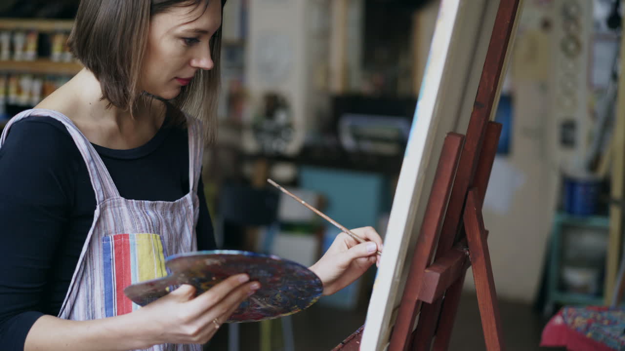 미술 스튜디오에서 그림 그리는 여자