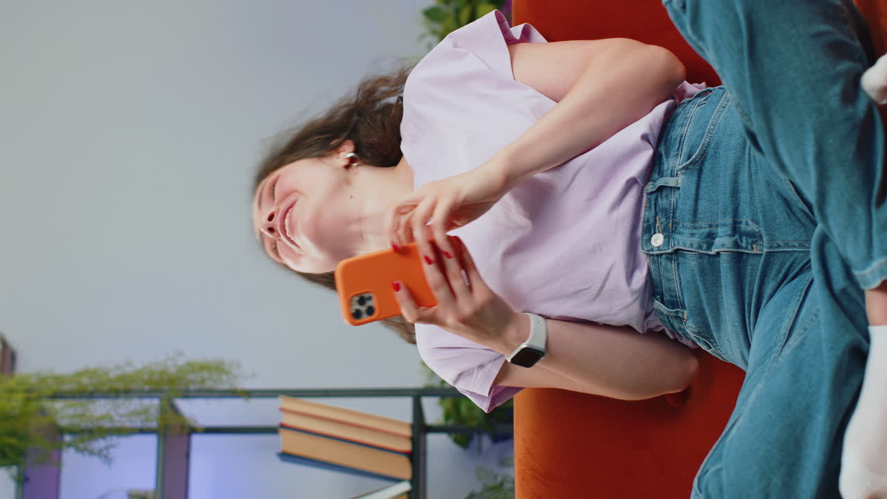 mujer joven feliz en casa usar teléfono inteligente escribir navegación wow sí descubrió gran gran victoria celebrar