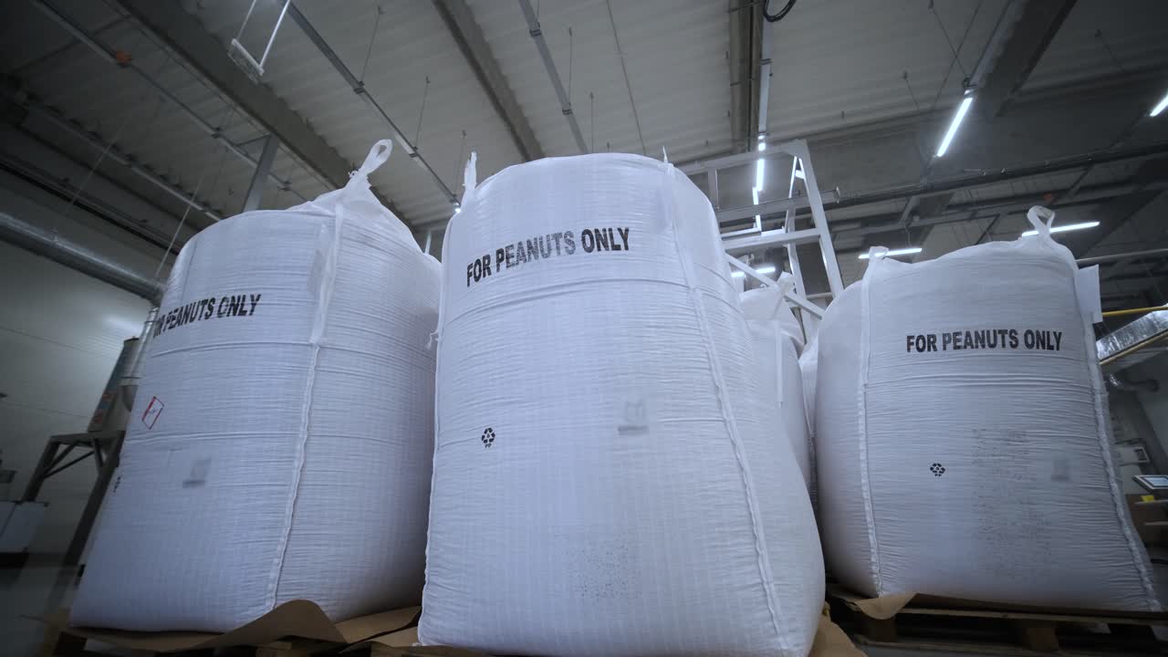 grandes bolsas de maní en una gran fábrica de procesamiento de maní