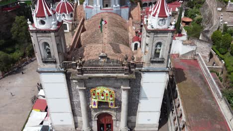 Frontal-overhead-shot-of-the-church-of-Chalma,-state-of-Mexico