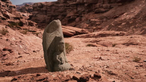 Estatua-Antigua-En-El-Desierto-De-Las-Rocas