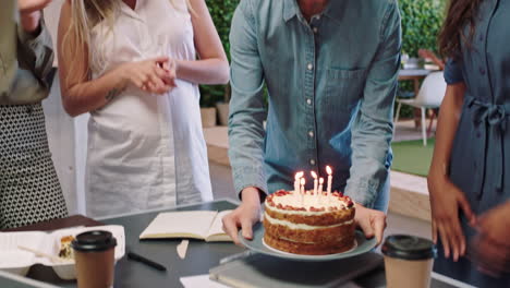 mujeres, pastel de cumpleaños y éxito en la oficina