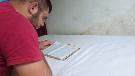 hombre sencillo hojeando la sagrada biblia
