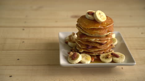 Mandel-Bananen-Pfannkuchen-Mit-Honig