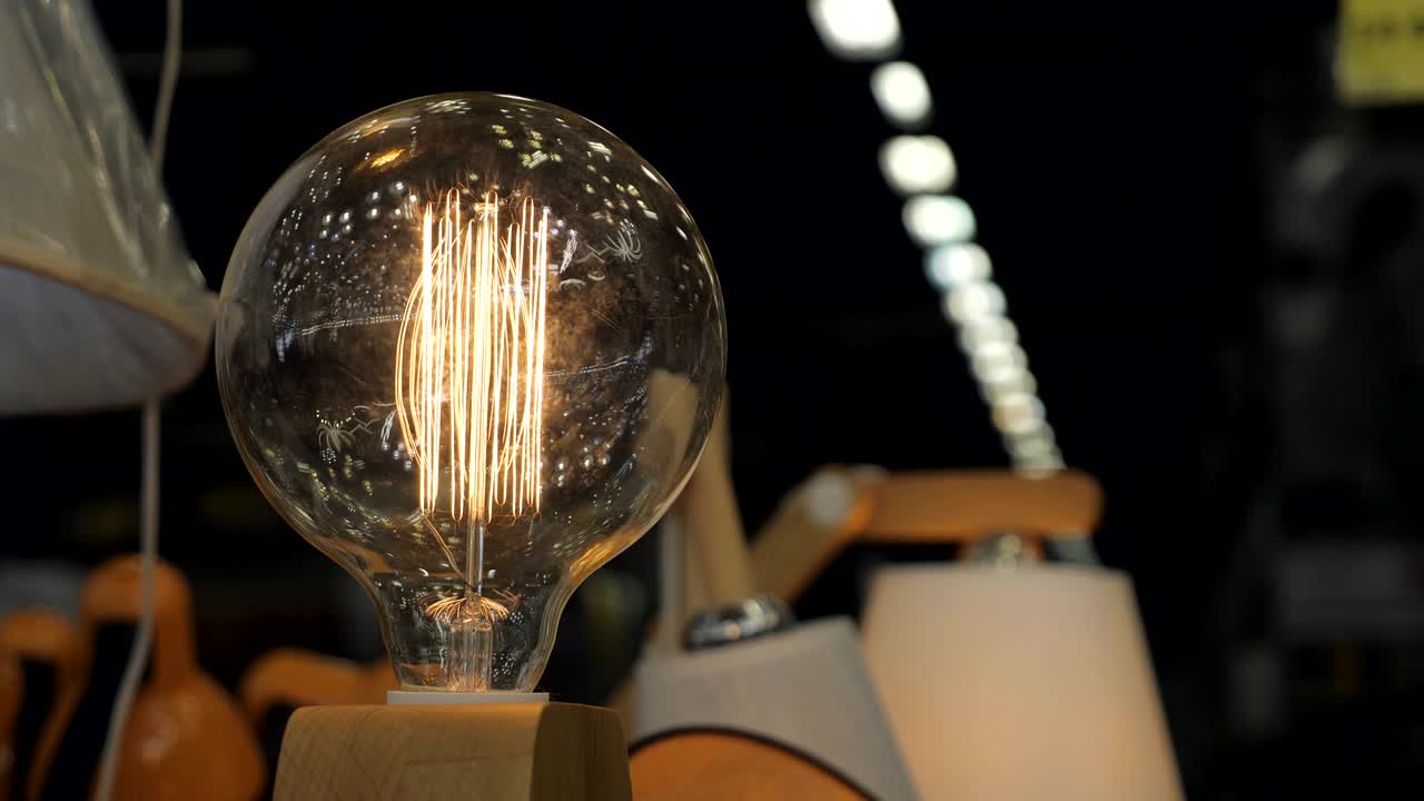 cerrar muchas lámparas amarillas en el café por la noche