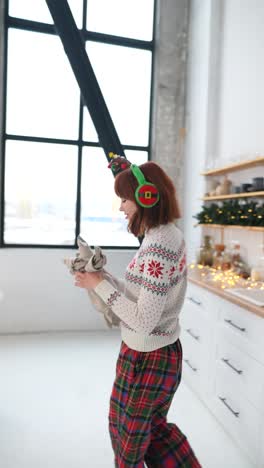 mujer en pijama de navidad cocinando en la cocina