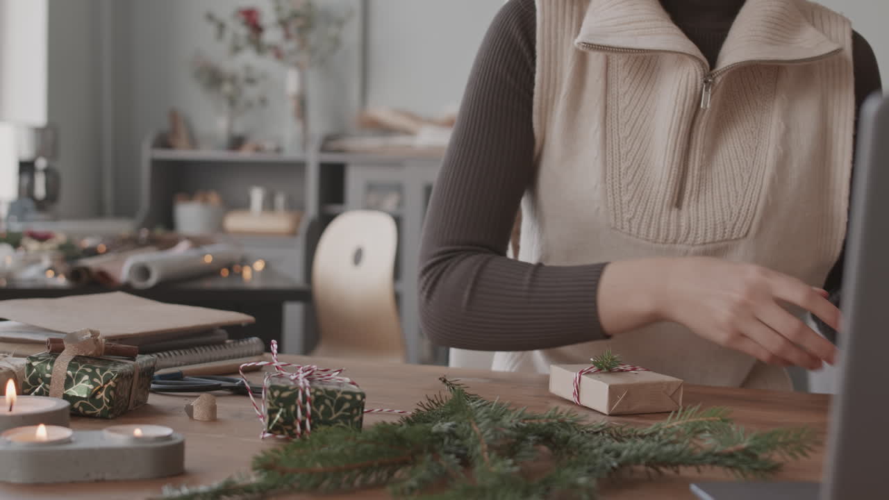 크리스마스 선물을 장식하는 것