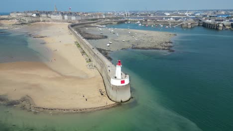 Schwenkdrohne-Aus-Der-Luft-Leuchtturm-Saint-Malo-Frankreich