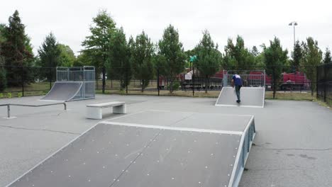 patinador hispano disfrutando de un pequeño parque de patinaje y un hermoso día soleado