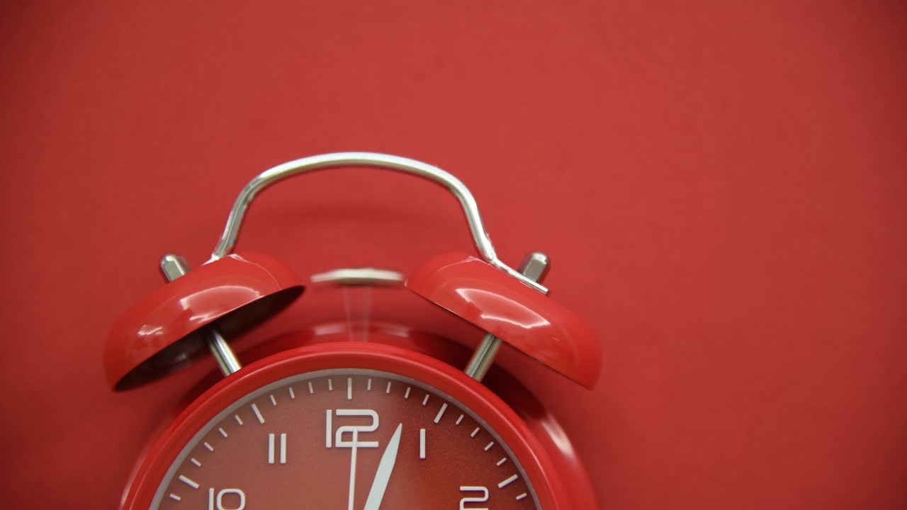 reloj de alarma rojo sobre fondo rojo