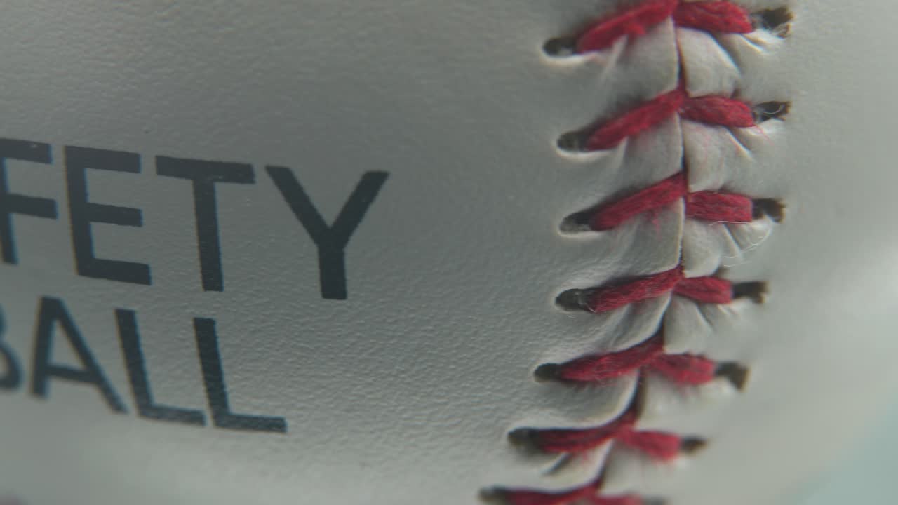 색 베이스볼의 아름다운 매크로, 빨간 에 클로즈업, 안전 공, 반이는 스탠드에 야구, 전문 스튜디오 조명, 4k 비디오.