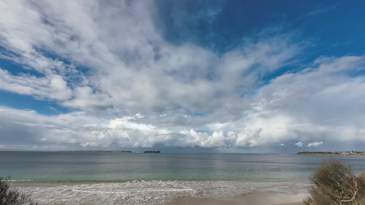 Timelapse di una nave cargo che attraversa The Rip all'ingresso di Port Phillip Bay nel Victoria meridionale, Australia