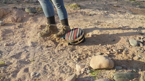 Cantimplora-Perdida-En-El-Desierto,-Cae-En-Cámara-Lenta-Al-Suelo