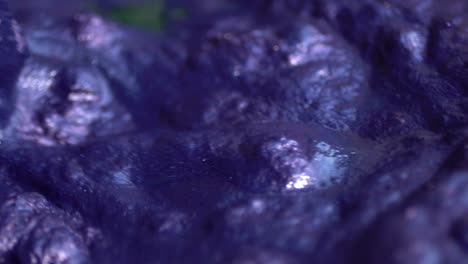 toma macro de líquido de color de tinte durante el proceso de teñido de textiles orgánicos