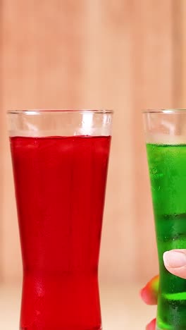 dos vasos sonando en un gesto de celebración
